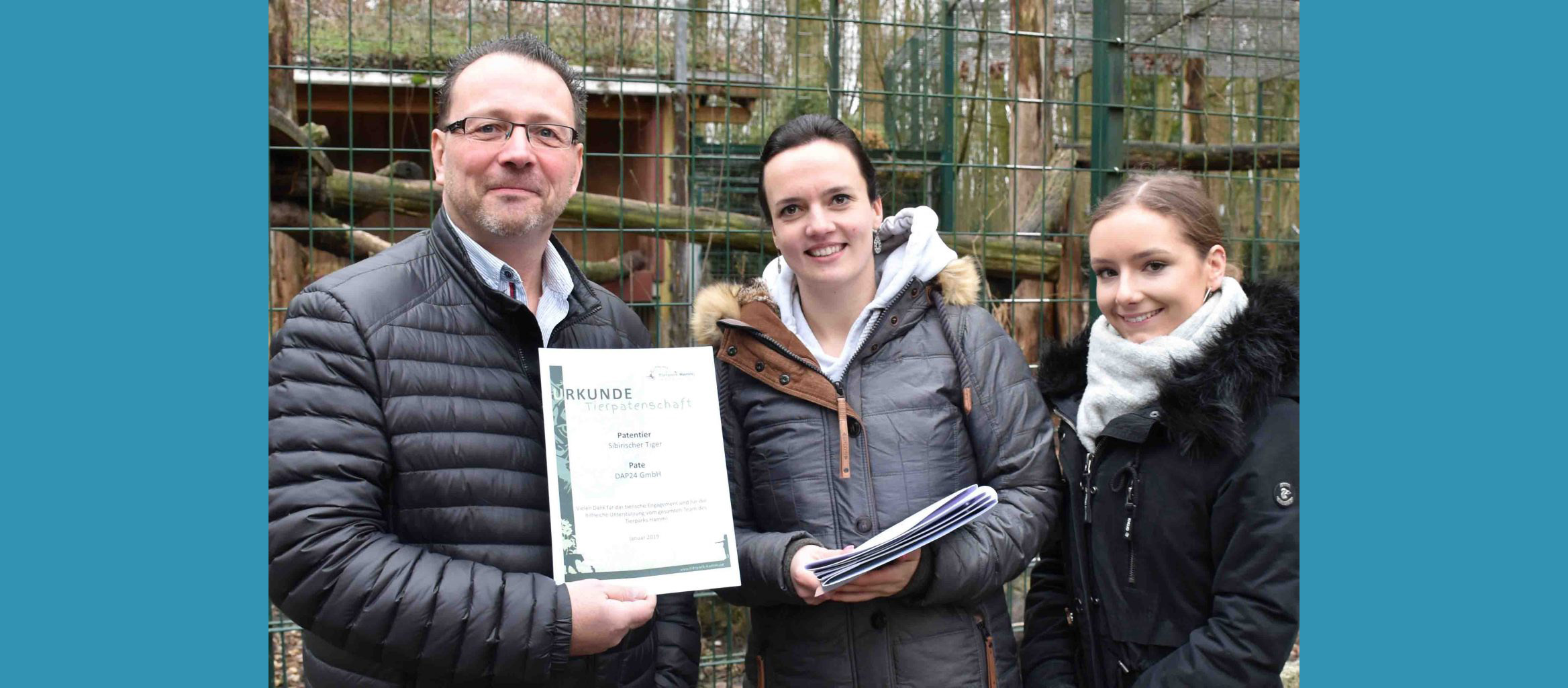 Tierwohl - Lars Vatheuer mit zwei Damen aus dem Tierpark - eine Urkunde wurde wegen der Patenschaft überreicht